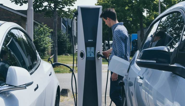 electric cars thread to gas station